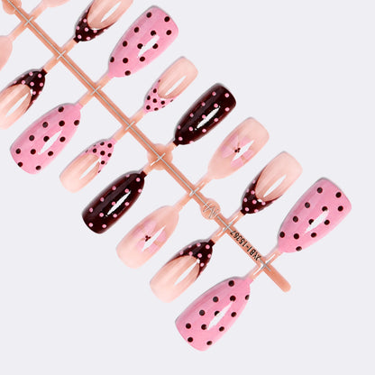 Kunstnagelset mit verspielten Punkten und floralen Akzenten Brehn