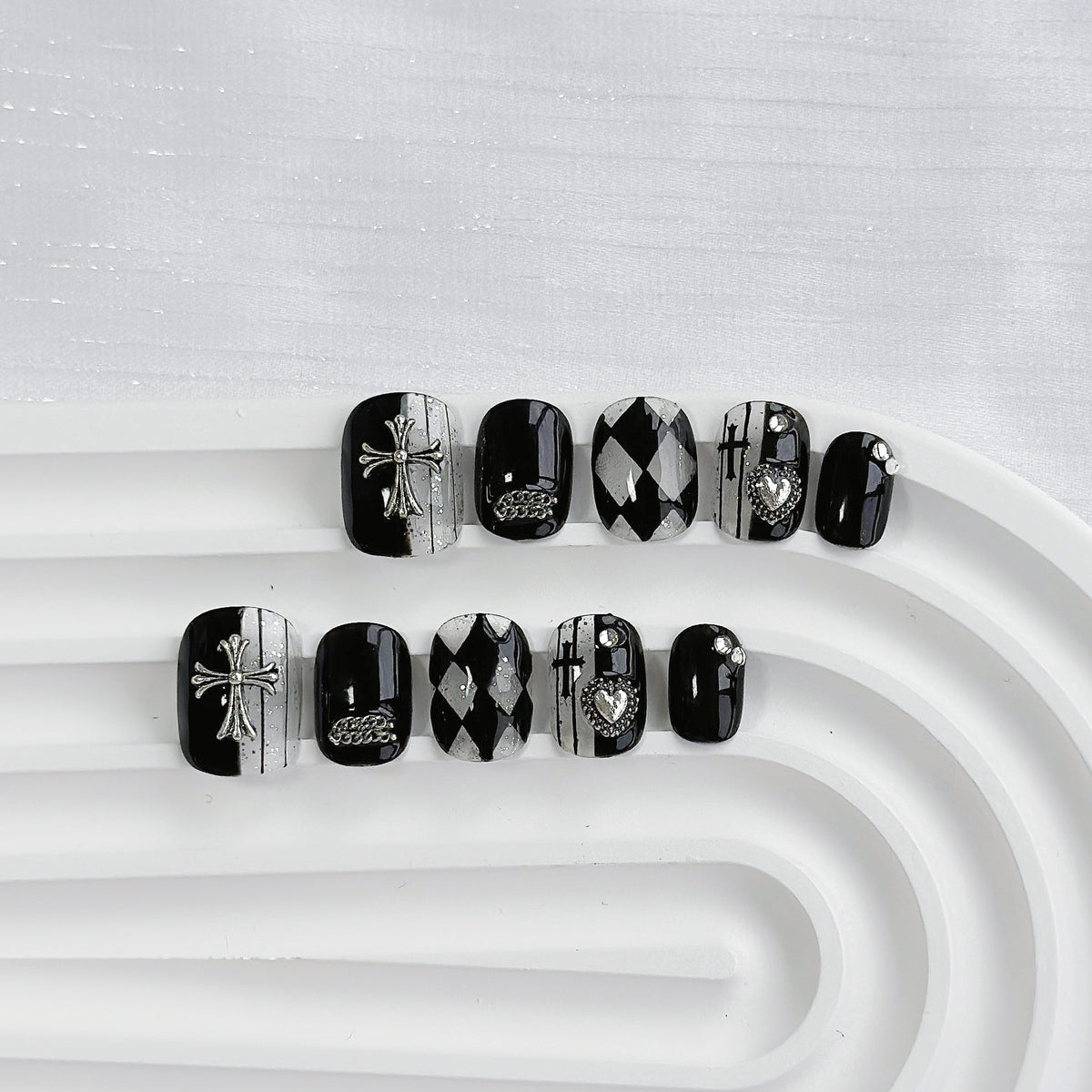 Künstlerisches Press-On Nagelkunstset mit Herz- und himmlischen Designs