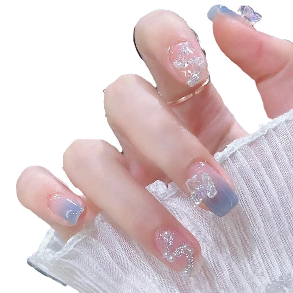 Kunstvolle Nagelverzierung mit Glitzer- und Schmetterlingsdetails Brehn