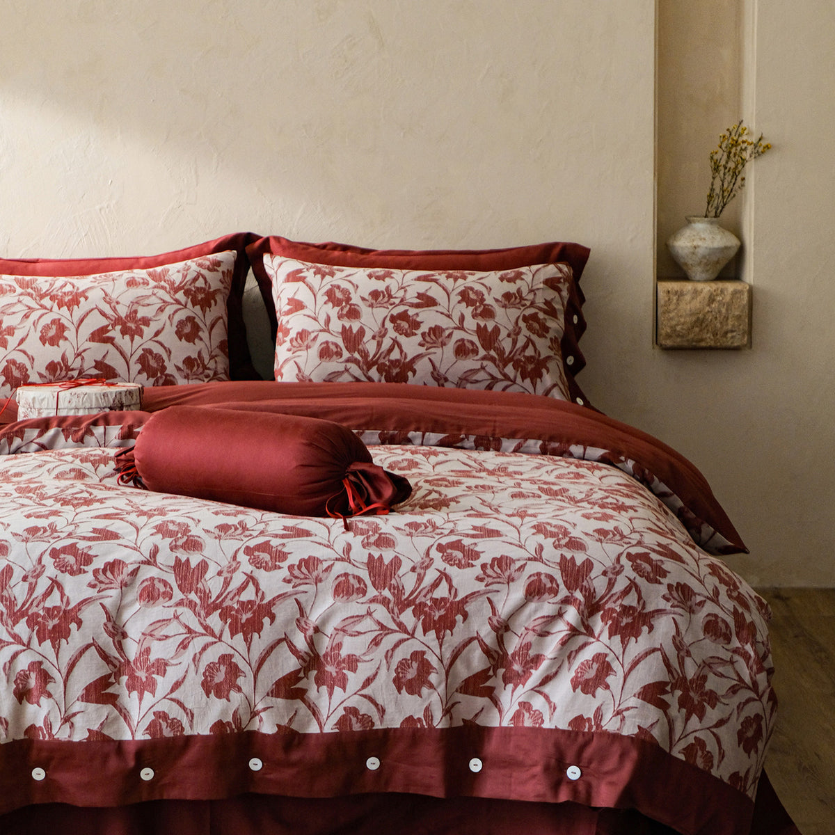 Gewebte Bettwäschegarnitur aus Baumwoll‑Leinen‑Mix mit dekorativem Blumenjacquard und feiner Kissenblende