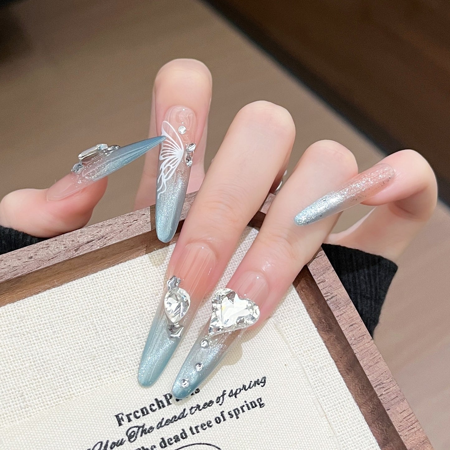 Künstlerische Stiletto Press-On Nagelkunst mit schimmernden Akzenten Brehn