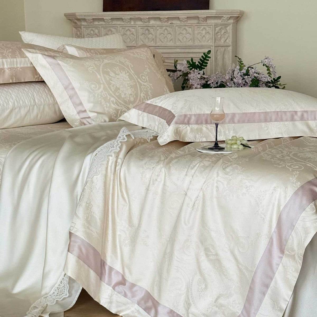 Luxuriöse Jacquard-Bettwäsche-Garnitur mit Damastmuster und Satinbordüre