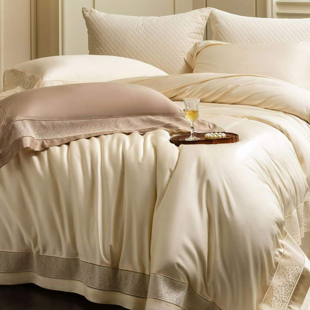Luxuriöses Satin-Bettwäsche-Set mit spitzenbesticktem Rand und gesteppten Kissenbezügen