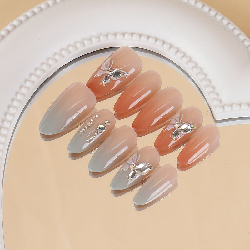 Elegantes Press-On-Nagelkunst-Set mit floralen und Edelstein-Akzenten Brehn