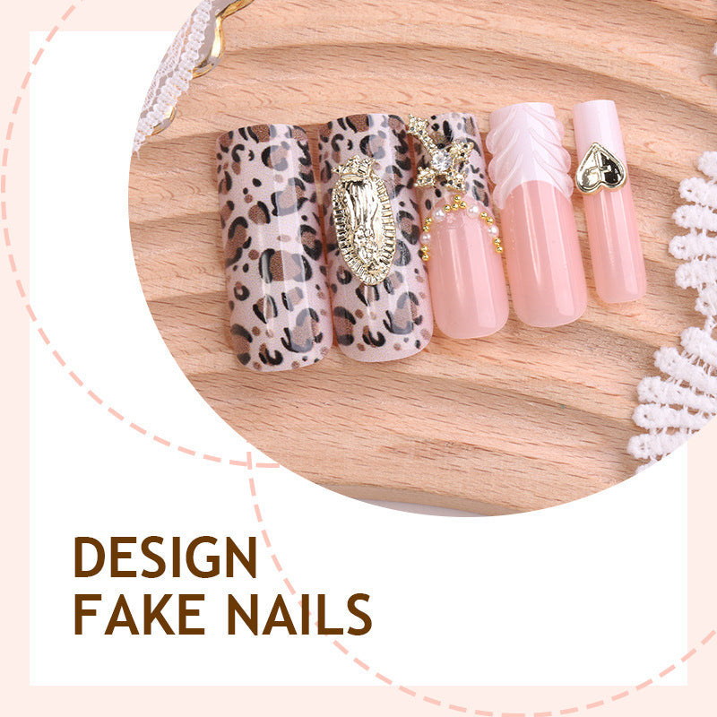 Kreatives Kunstnagelset mit Leopardendesign und eleganten Verzierungen Brehn
