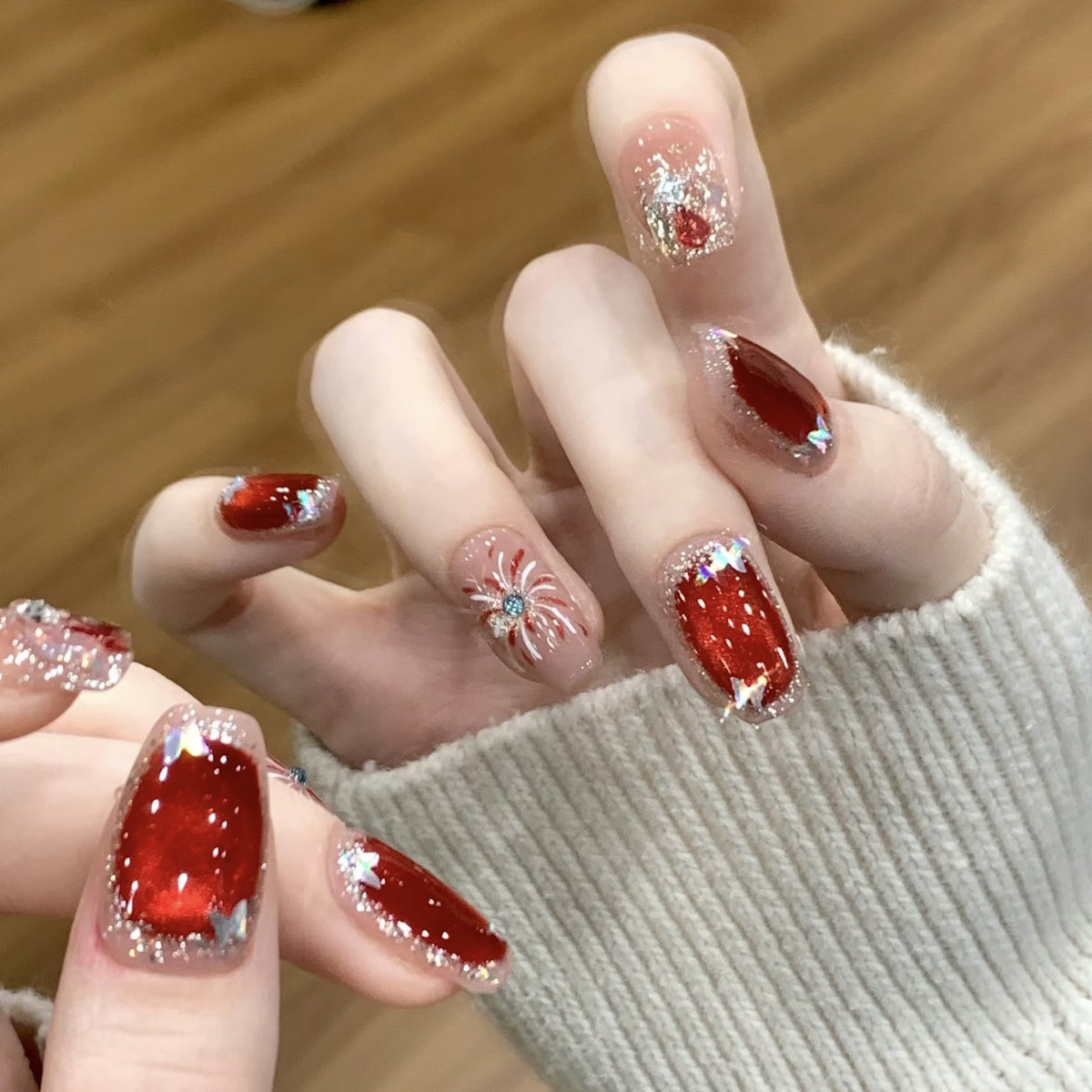 Künstlerisches Press-On Nail Set mit Glitzer und Sternelementen Brehn