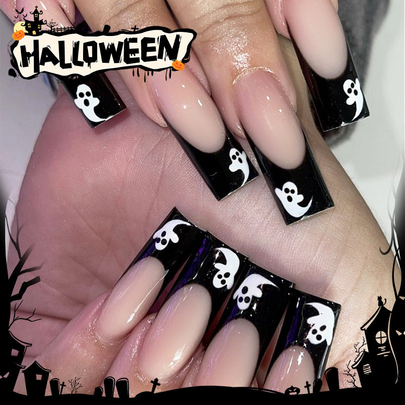 Kreatives Halloween Kunstnagelset mit gruseligen Geisterdesigns und Glitzer Brehn