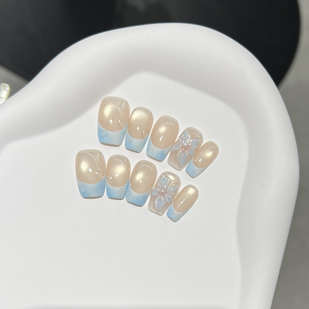 Dekoratives Press-On Nail Art Set mit Floraldesign Brehn