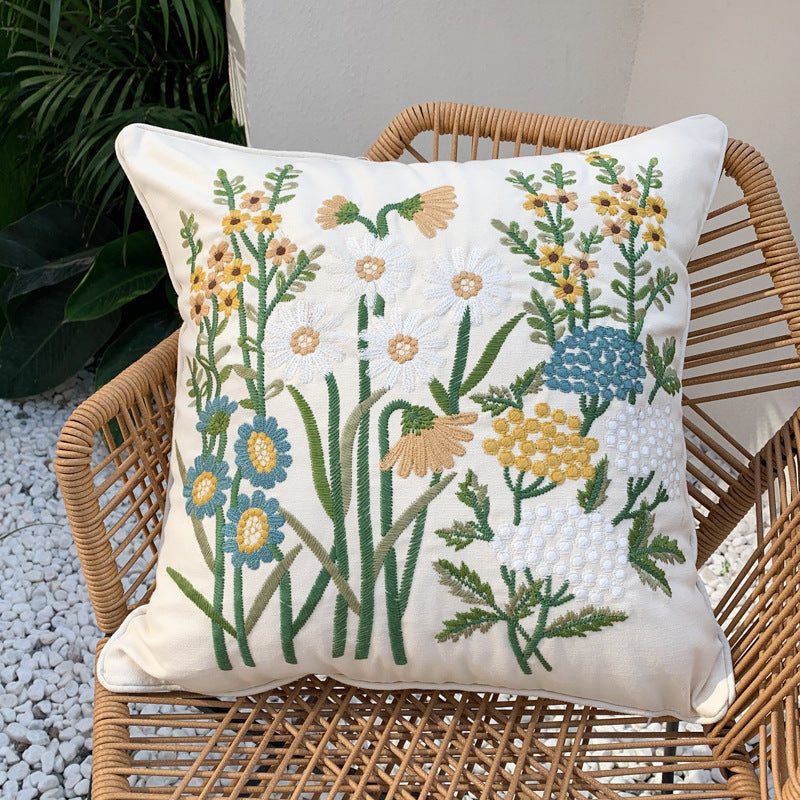 Quadratischer Kissenbezug mit handgesticktem Wildblumen‑Relief, Leinen‑Baumwollmix und verdecktem Reißverschluss Brehn