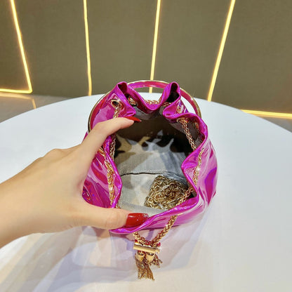 Bucket-Handtasche mit metallischen Details