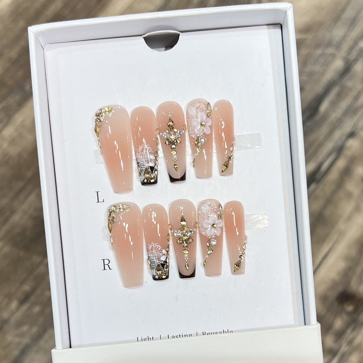 Künstlerisches wiederverwendbares Press-On-Nagelset mit floralen und goldenen Akzenten Brehn