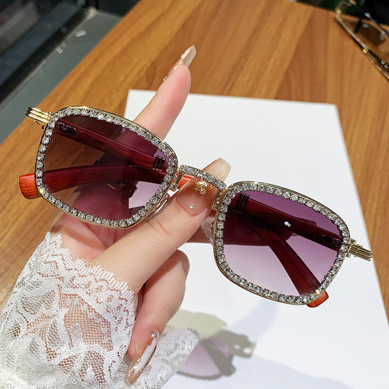 Damen Sonnenbrille mit strassbesetztem Rahmen und modernem Holzdesign Brehn