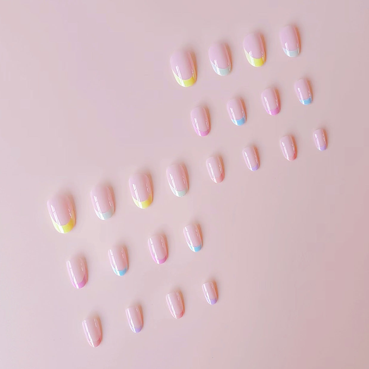Kunstnagelset mit sanften Farbverlauf und eleganten Spitzen Brehn