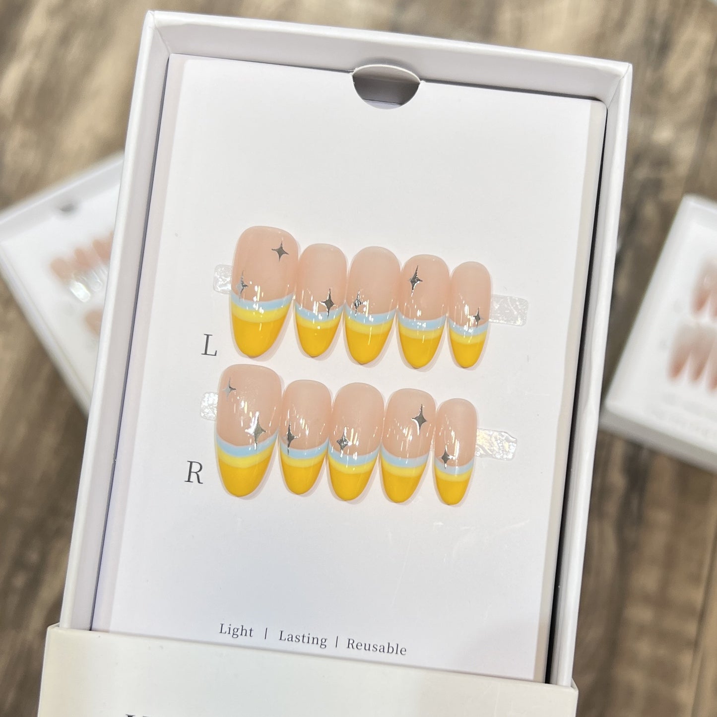 Stylisches Press-On-Nagelset mit einzigartigem bunten Design Brehn