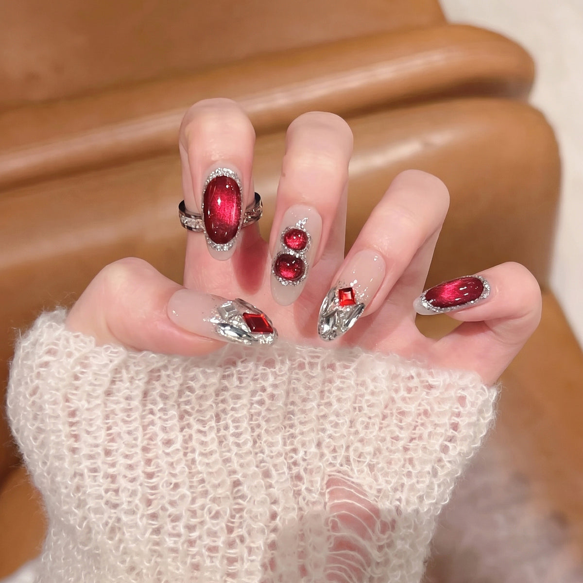 Premium Dekorative Press-On Nagelset mit Edelsteinakzenten Brehn
