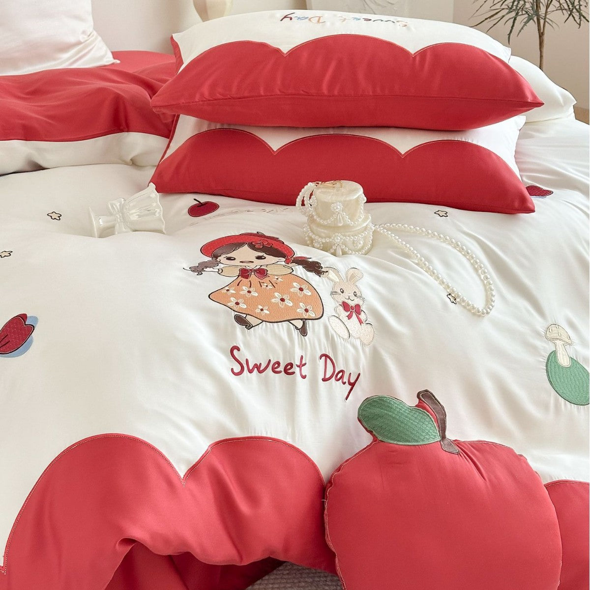 Bettwäsche-Set mit bestickten Puppen- und Apfelmotiven