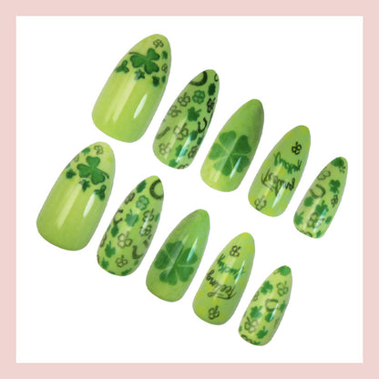 Kunstnagelset mit fröhlichen Kleeblatt-Designs und lässigen Schriftzugmotiven Brehn