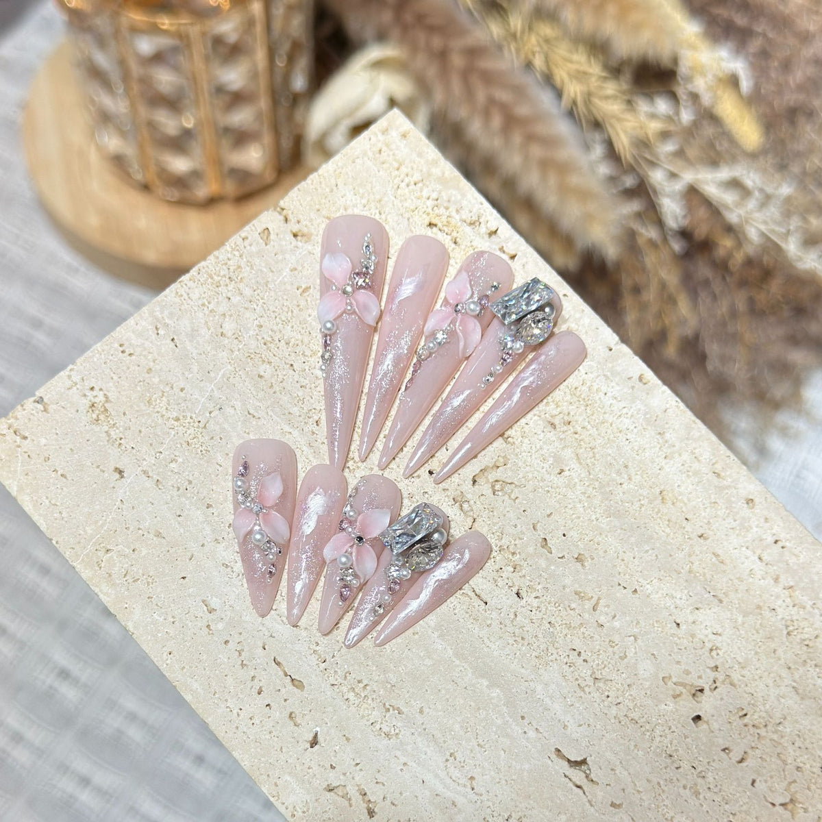 Künstlerisches dekoratives Stiletto Press-On Nagelset mit floralen Akzenten Brehn