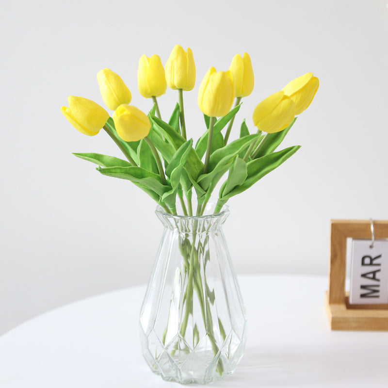 Künstlicher dekorativer Tulpenstrauß