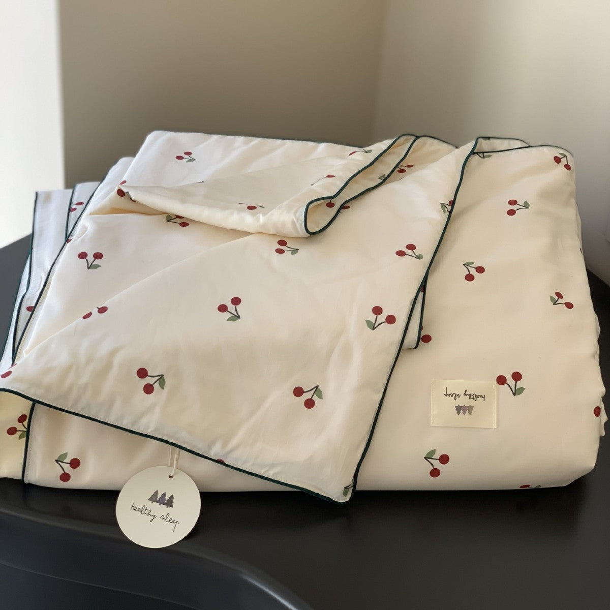 Gesteppte Bettdecke mit Kirsch‑Alloverprint