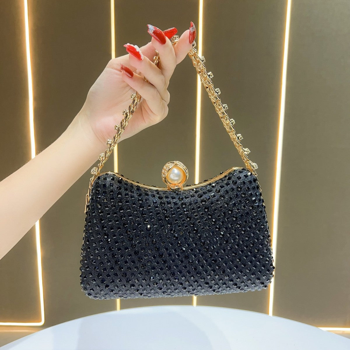 Elegante Abendtasche mit Strassverzierungen