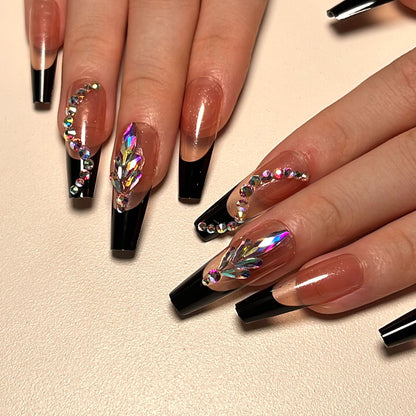 Kunstvolle Stiletto-Nägel mit Glitzerverzierungen Brehn
