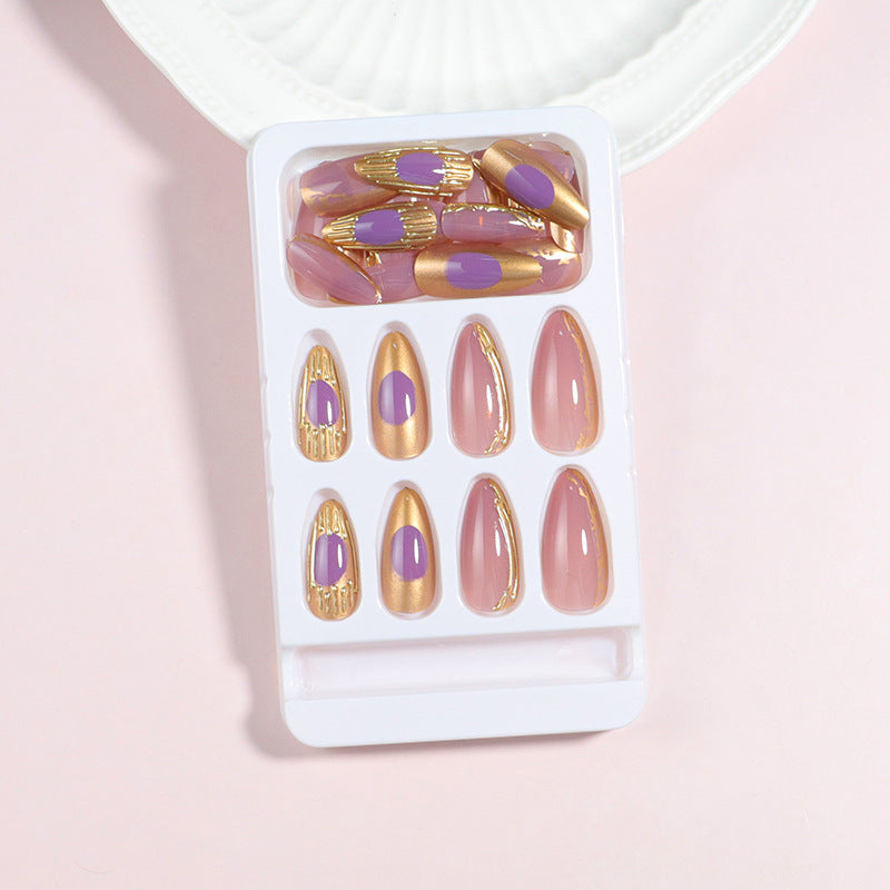 Künstlerisches Press-On-Nagelset mit Gold- und lila Akzenten Brehn