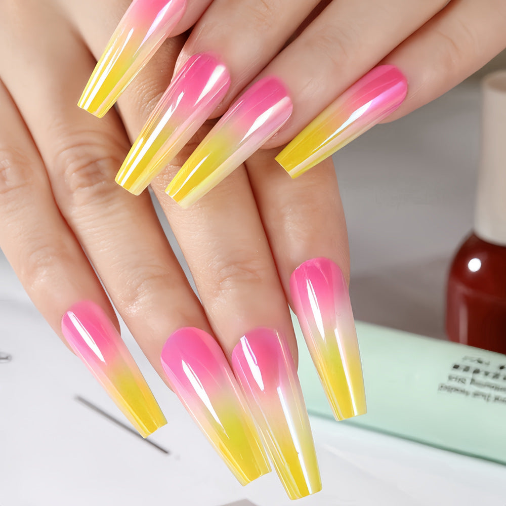Künstliche Nagelspitzen im modernen Ombre-Design Brehn