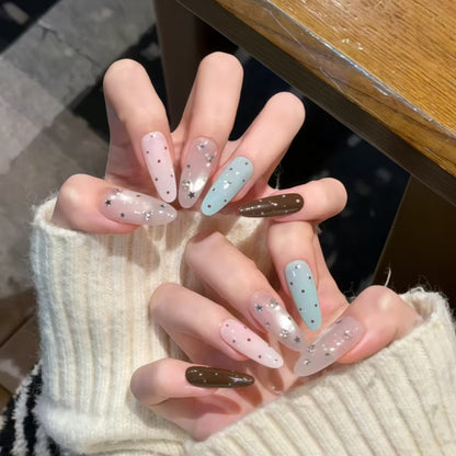 Künstlerische Pünktchen-Nagelverlängerungen