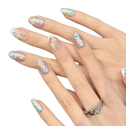 Dekoratives Press-On Nagelkunstset mit floralen Elementen