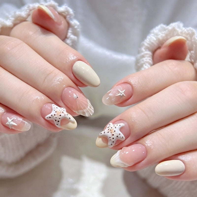 Kunstvolle Nagelspitzen im maritimen Design Brehn