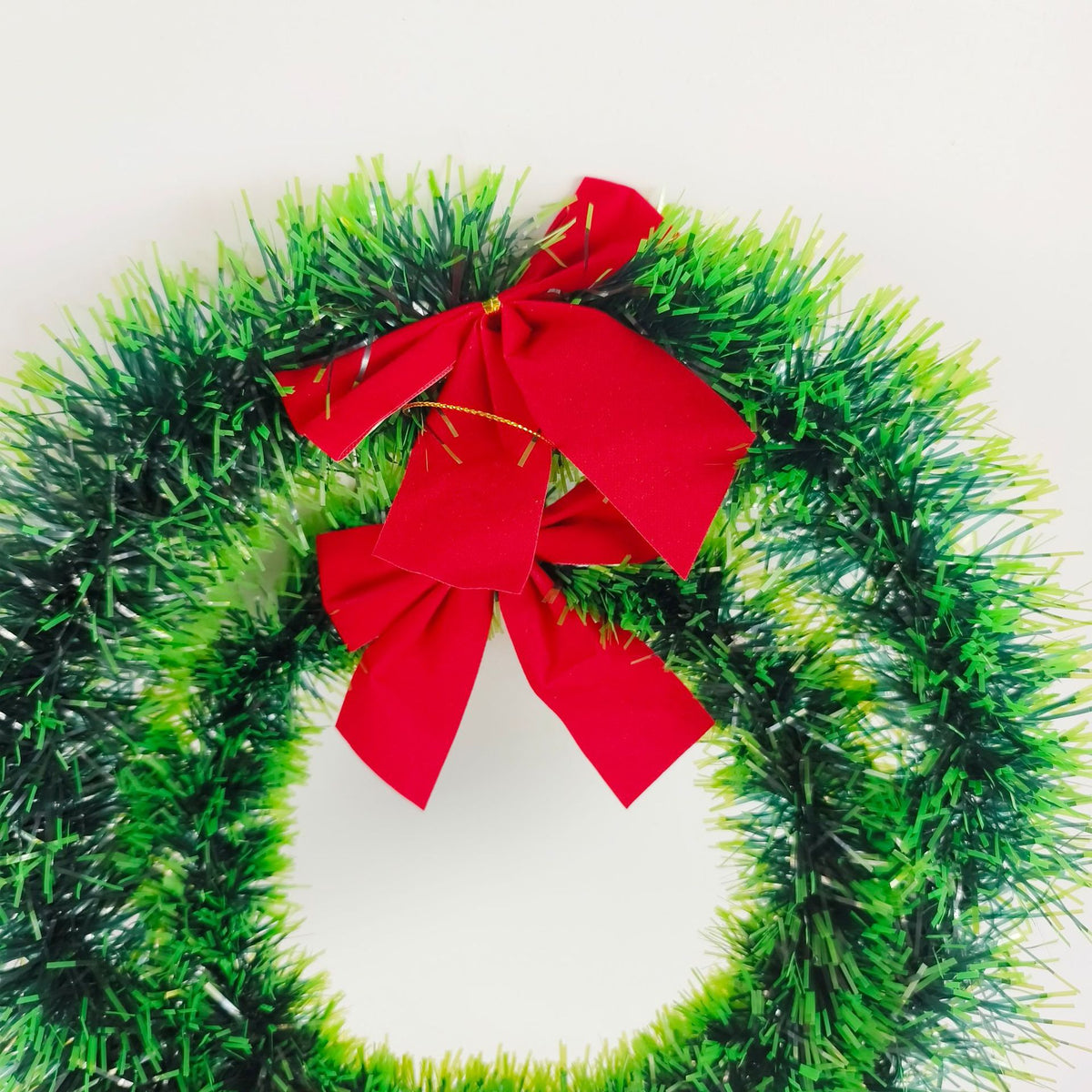 Festlicher Weihnachtskranz mit Schleife