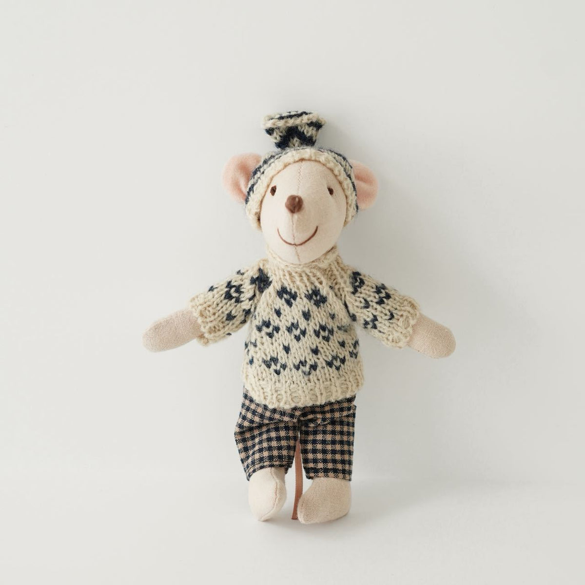 Handgefertigte Maus Plüschpuppe mit gestricktem Herzpullover, Pom-Pom-Mütze und Gingham-Hose