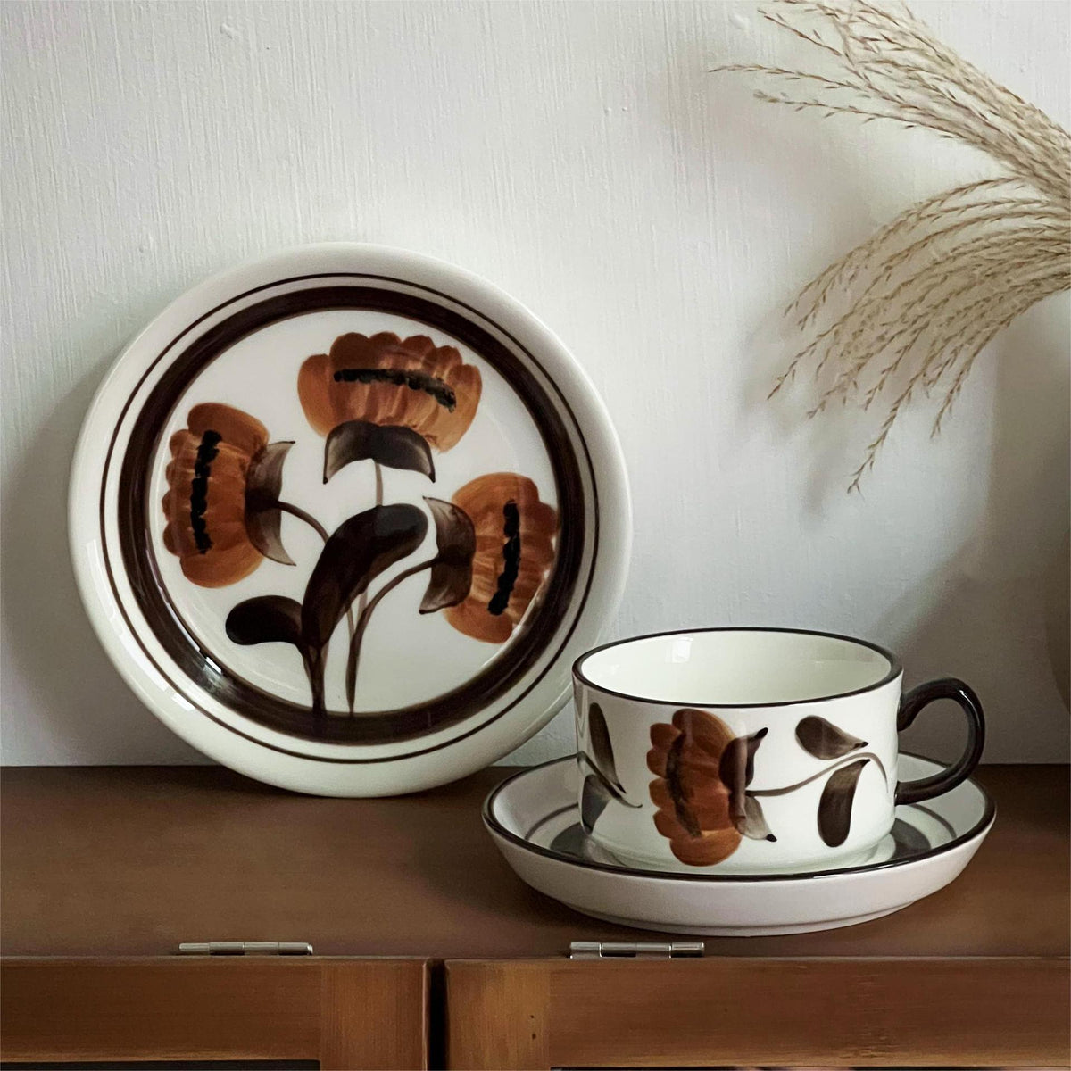 Porzellan-Cappuccino-Set mit botanischer Pinselmalerei und eleganter Randverzierung
