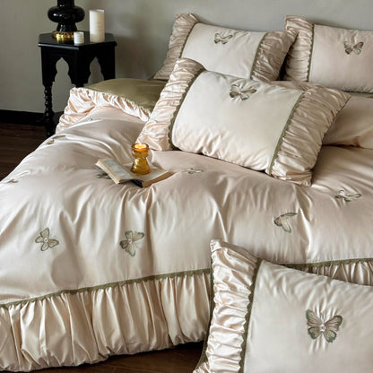 Elegantes Bettwaren-Set aus Baumwollsatin mit bestickten Schmetterlingen und gerafftem Bettrock