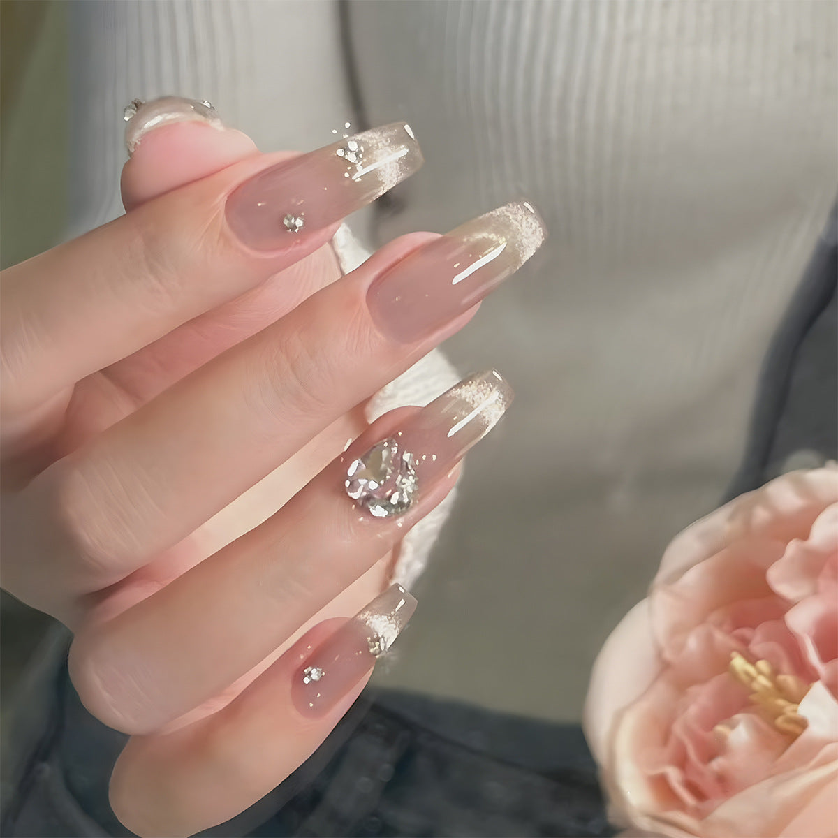 Dekoratives Press-On Nagelkunstset mit eleganten Strasssteinen Brehn