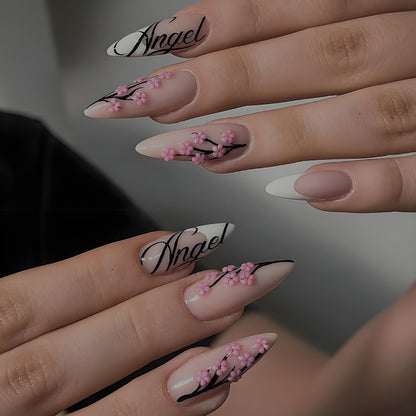 Kunstnägel mit zarten 3D-Blüten und eleganter Gestaltung Brehn