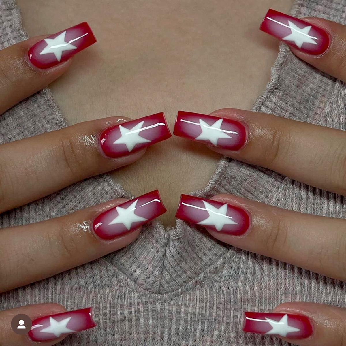 Kunstvolle Nagelkunst mit Sternenmuster Brehn