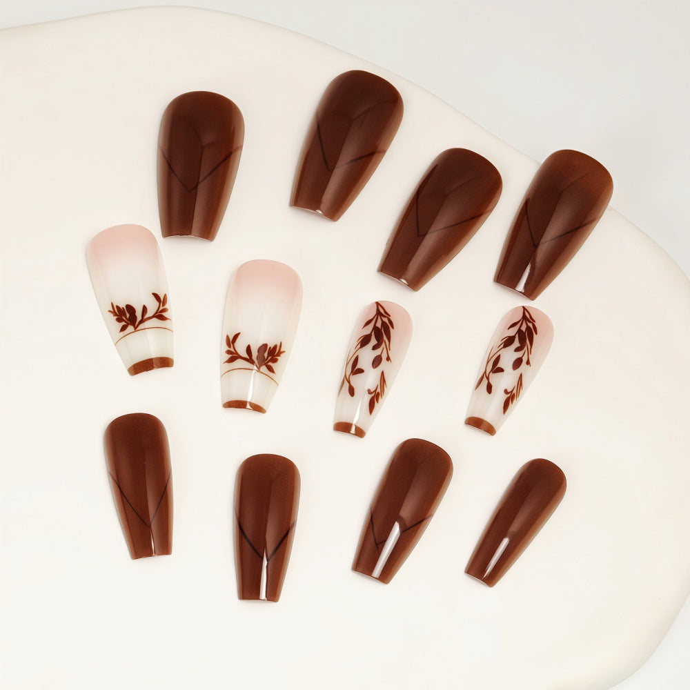 Elegante Kunstnägel mit filigranen Blattmustern Brehn