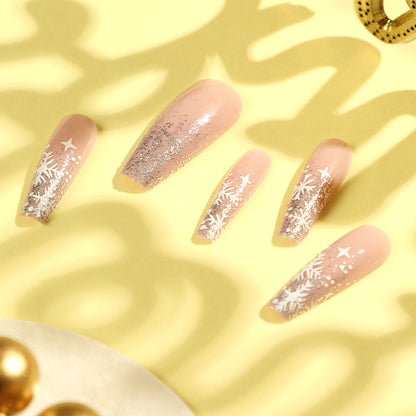 Kunstvolle Nagelkunst im Winterdesign mit Glitzer und Schneeflocken Brehn