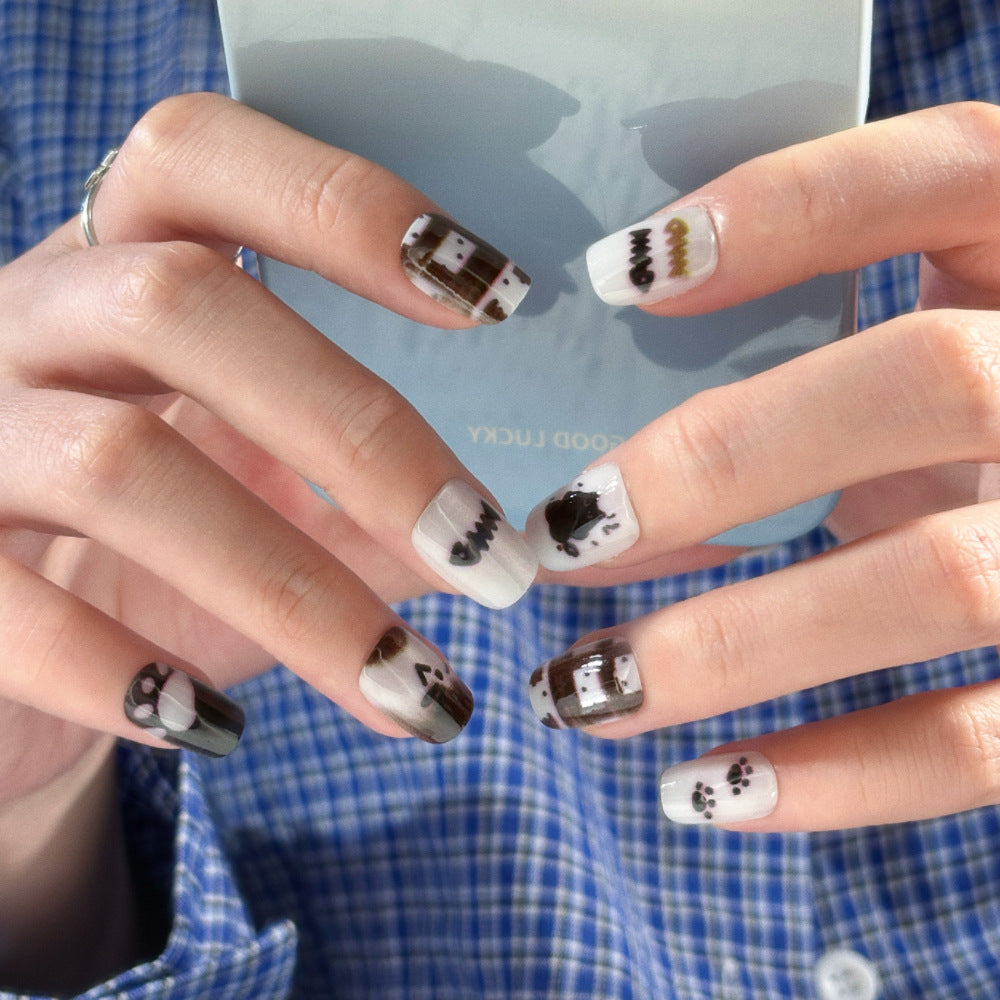 Künstlerisches Press-On-Nagelset mit floralen und glänzenden Akzenten Brehn