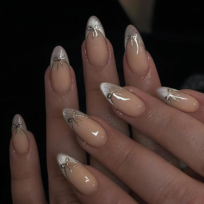 Kunstnagelset mit elegantem Schwarz-Weiß-Spitzen-Design und zarten Schleifenverzierungen Brehn
