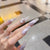Elegante dekorative Press-On-Nagelverzierungen Brehn