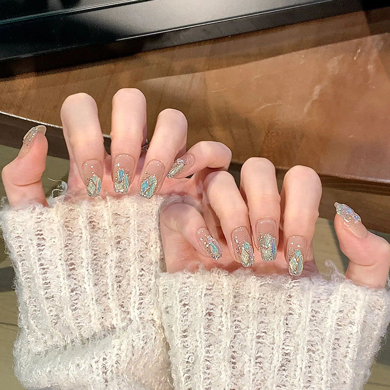 Glamouröses Kunstnagelset mit luxuriösen Glitzerelementen Brehn