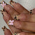 Dekorative Stiletto Press-On Nagelkunst mit Tiermotiv und Schleifenakzenten Brehn