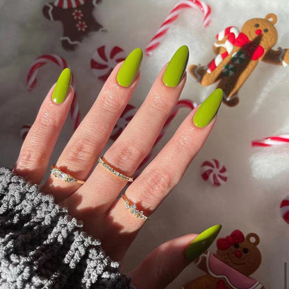 Kunstvolle Nageldesigns mit mattem Finish und elegantem Stiletto Brehn