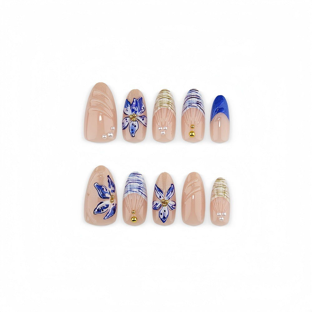 Elegantes Nagelkunst-Set mit Floralen Applikationen Brehn