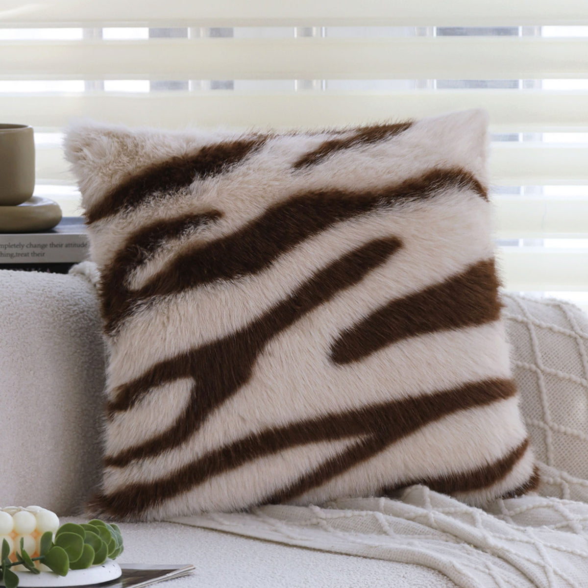 Kunstfell-Zierkissen mit Zebra-Print und extraweichem Flor Brehn