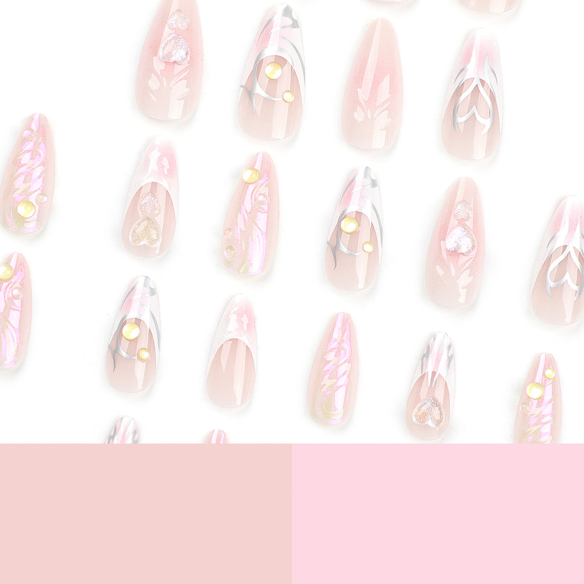 Kunstvolle Nagelverlängerungen mit zweidimensionalem Design und Glitzerakzenten Brehn