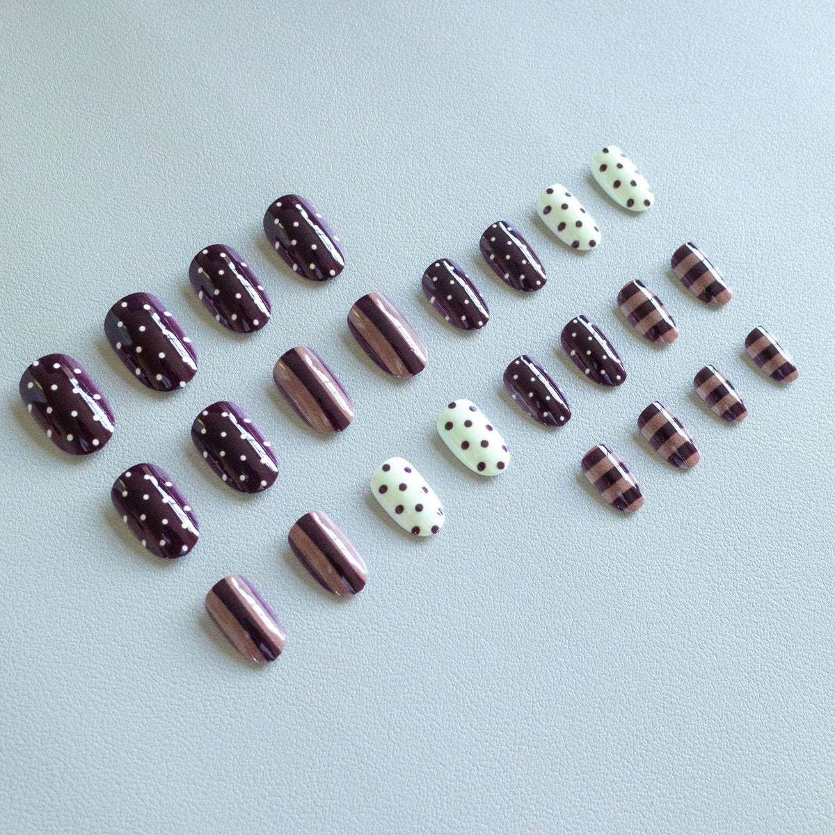 Künstlerisches Nagelkunstset mit Schokoladen- und Pünktchen-Designs